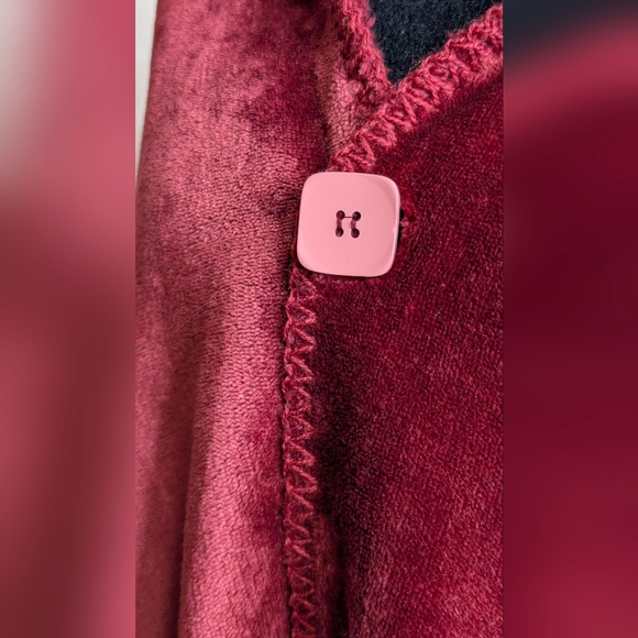 Ezrallora Ultra Soft Sherpa-Lined Cape Shawl with Pockets - Burgundy/Maroon - Picture 4 of 13